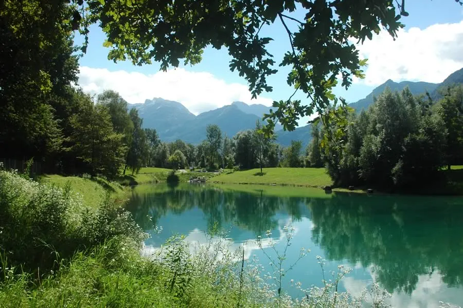 der Bürgerausee lädt zum Baden und Entspannen ein, dahinter die Berge